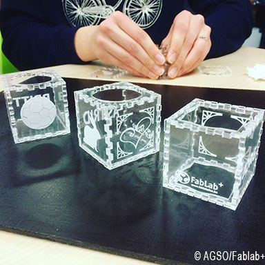 Students of a primary school personalize cubes